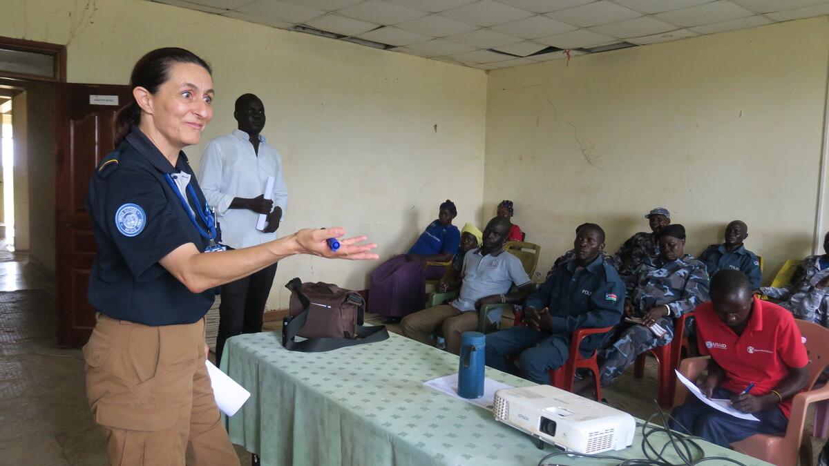 In Kapoeta, South Sudanese police officers enhance their capacities to deal with crimes related to livestock and transhumance, thanks to UNPOL officers serving for peace with UNMISS.