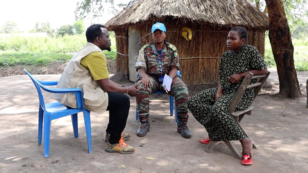 UNMISS staff speak with community members in Rii-rangu  