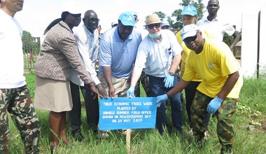 UNMISS rehabilitates the garden area of the Kiir Mayardit Women’s Hospital in Rumbek for Int. Peacekeepers Day 