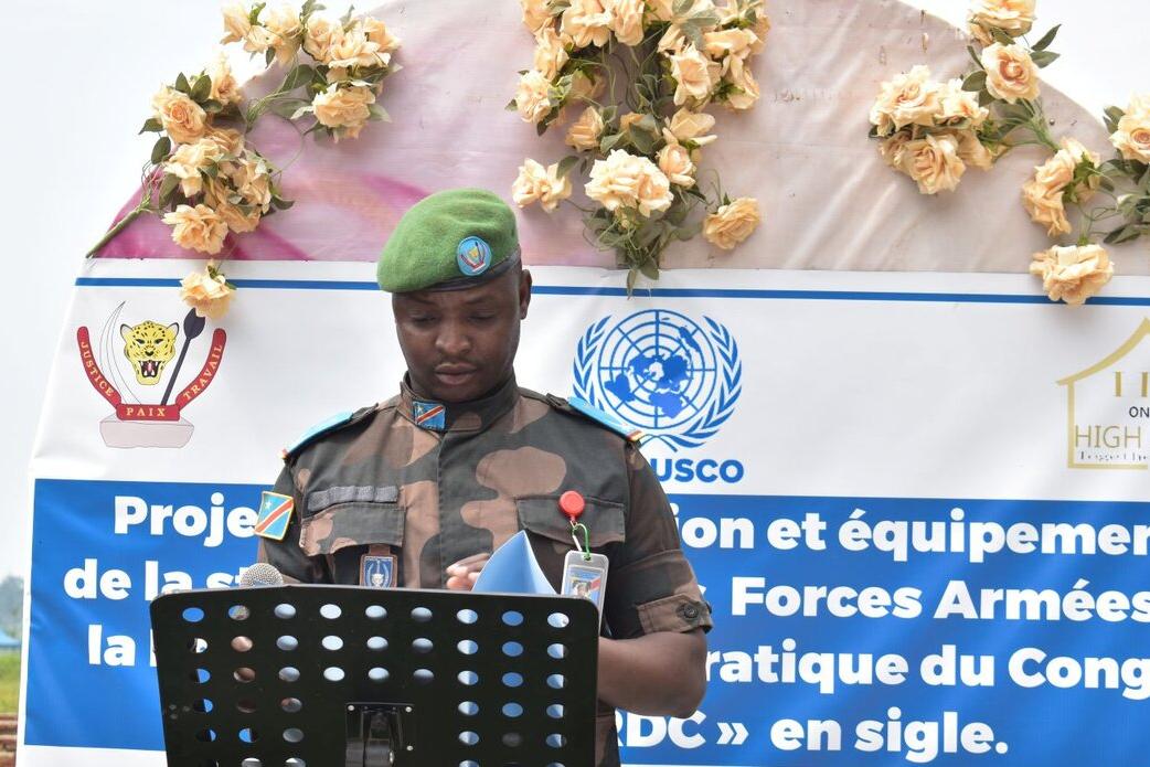 Un représentant prend la parole à la tribune.