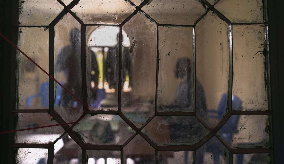 Mobile courts in post-conflict South Sudan deliver justice to underserved communities, addressing cases like sexual violence and child rights abuses. With support from UNMISS and funding from the Norwegian Embassy, these courts provide fair trials and strengthen the judiciary, even in remote areas.