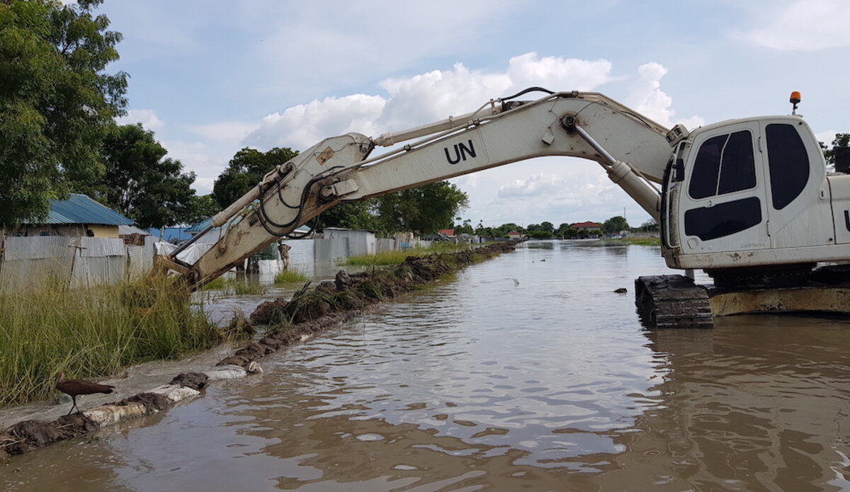unmiss south sudan bor jonglei floods flooding dyke engineering troops displaced persons