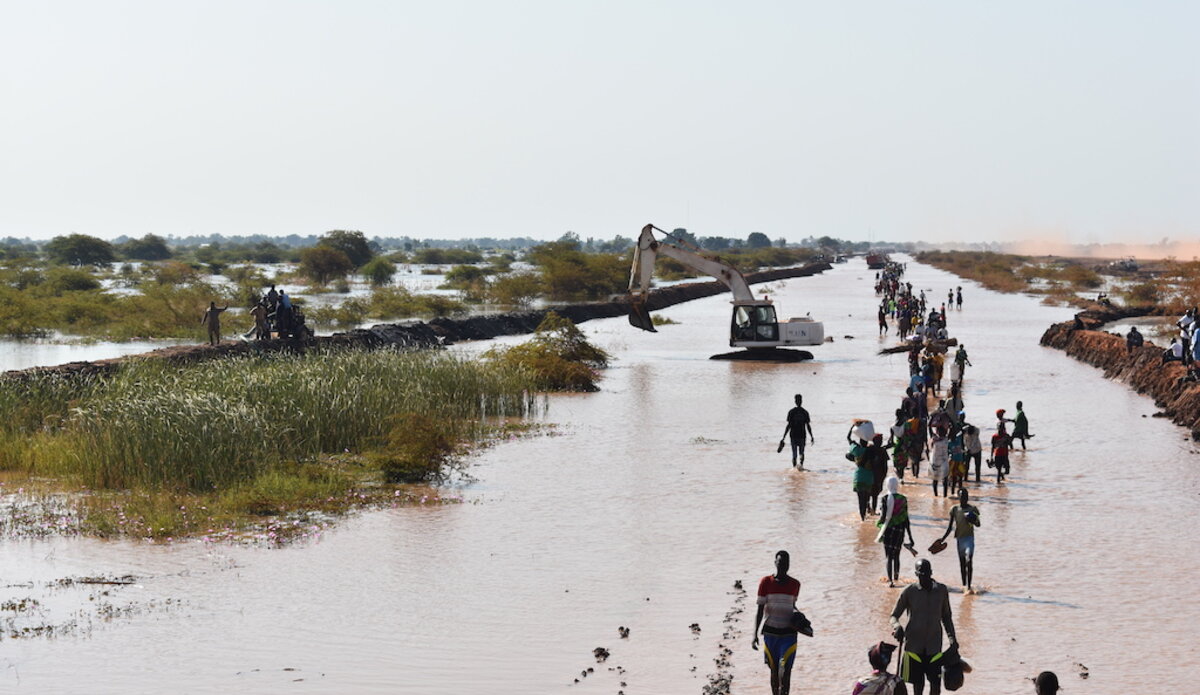 unmiss south sudan unity state bentiu floods pakistan peacekeepers engineers dikes main supply routes protection of civilians
