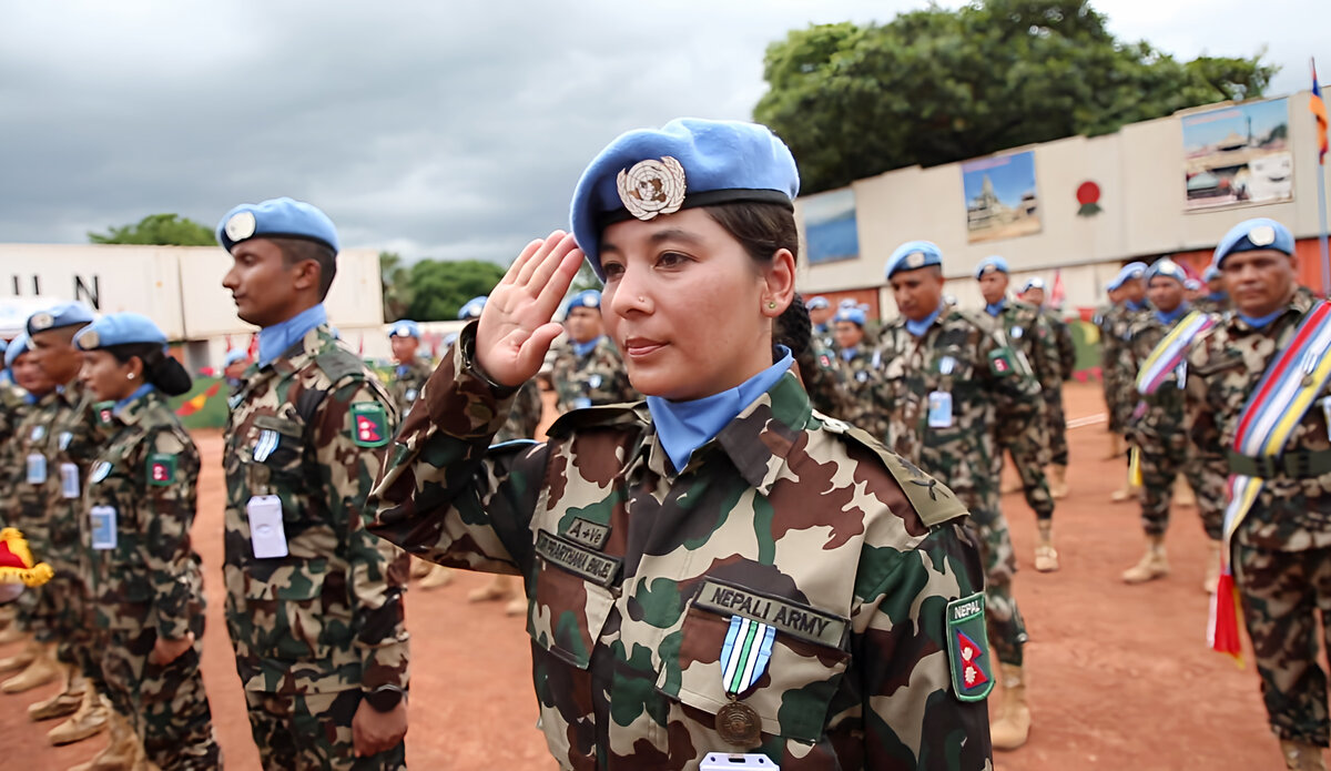 Peace South Sudan UNMISS UN peacekeeping peacekeepers Nepal pinning medal peace