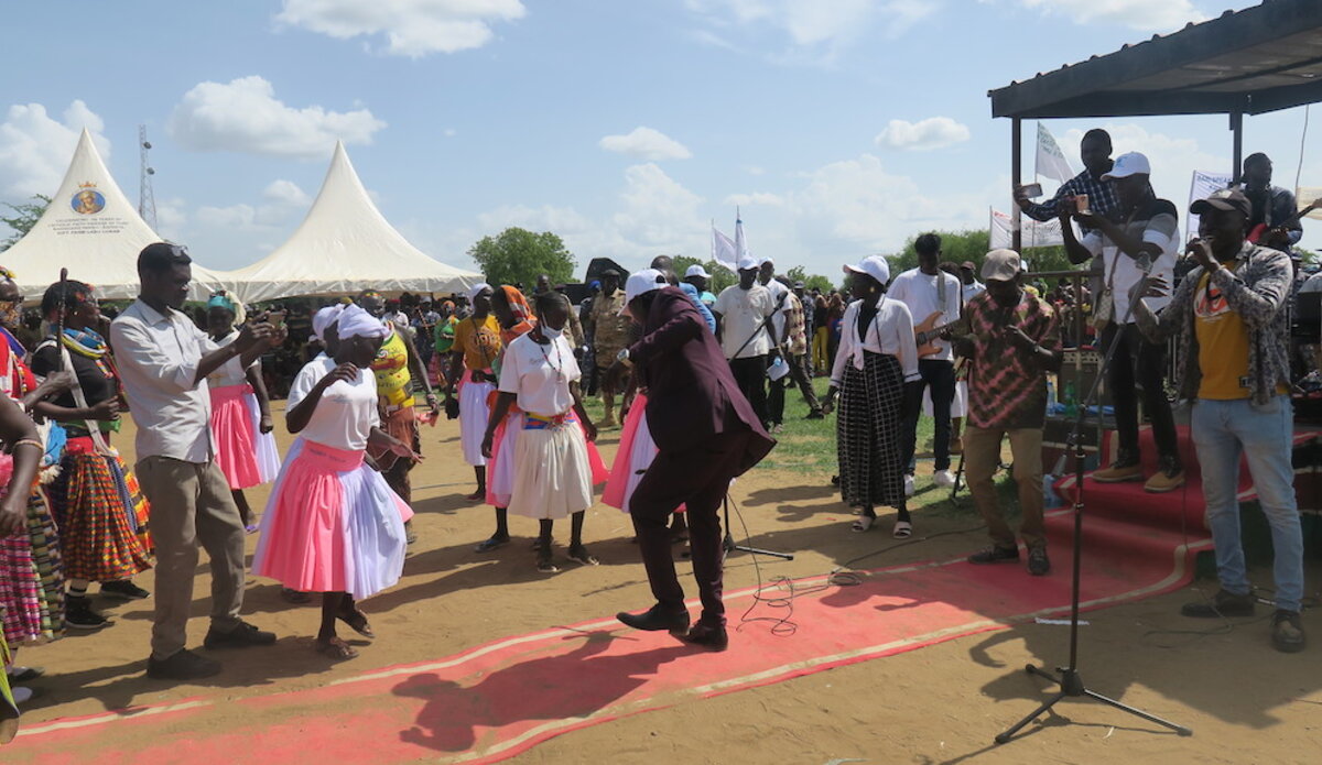 unmiss south sudan stand up for peace dancing thousands of people eastern equatoria state kapoeta crowds party governor dignitaries
