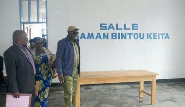 Des représentants se tiennent dans une salle communautaire.